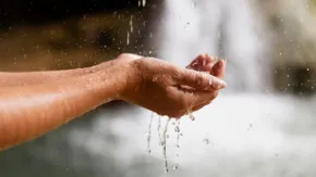 सेहत के लिए नुकसानदायक साबित हो सकती है बेमौसम बारिश, स्वामी रामदेव ने बताया शरीर की हिफाजत करने का तरीका