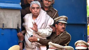 जमानत मिलने के बाद हिसार जेल से रिहा हुआ रामपाल, कड़ी सुरक्षा के बीच काफिले के साथ रवाना