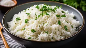 कुकर में बनाना चाहते हैं एक गिलास चावल, तो जान लें कितना कप पानी डालें
