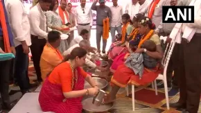 छत्तीसगढ़: आदिवासी समुदाय के 200 लोगों की हिंदू धर्म में 'घर वापसी', BJP विधायक ने पैर धोकर किया स्वागत