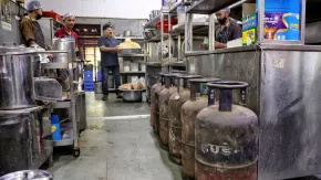 15% तक महंगा होगा होटल-रेस्टॉरेंट का खाना, कमर्शियल LPG की कीमतों में 3 बार में 1332.50 रुपये की बढ़ोतरी