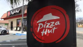 Pizza Hut को 2.7 अरब डॉलर में बेचेगा Yum! Brands, 155 देशों में 63,000 से ज्यादा रेस्टॉरेंट चलाती है कंपनी 