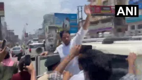 बिहार के कई शहरों में बढ़ा बवाल, पुलिस की गाड़ी में लगाई आग; हिरासत में तेज प्रताप यादव