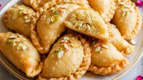 स्वतंत्रता दिवस के मौके पर बनाएं मावा गुजिया, स्वाद ऐसा कि एक बार में चट कर जाएंगे 4-5 पीस, सेव कर लें लिंक