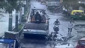 वडोदरा में रोड रोलर की चपेट में आई युवती, CCTV में कैद हुई दर्दनाक मौत