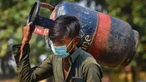 कमर्शियल सिलेंडर के दाम में बड़ी कटौती, घरेलू सिलेंडर के दामों कोई बदलाव नहीं, जानें क्या हैं नए रेट