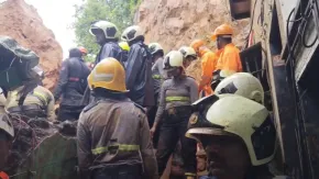 मुंबई के घाटकोपर में लैंडस्लाइड, मलबे में दबे कई घर, 5 लोगों की मौत, रेस्क्यू जारी