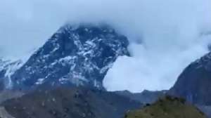 केदारनाथ घाटी में फिर खिसका बर्फ का पहाड़, कहीं ये तूफान की आहट तो नहीं! Video