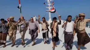 हूती विद्रोहियों ने जिस जहाज का किया था अपहरण, उस पर यमन में लोग बना रहे टिकटॉक वीडियो
