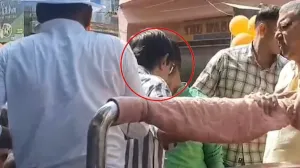 चुनाव प्रचार के दौरान TMC सांसद ने अपनी ही पार्टी के विधायक को गाड़ी से उतारा- VIDEO 