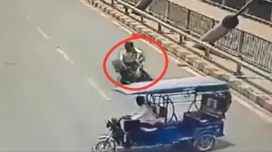 बाइक सवार के सामने अचानक आया ई-रिक्शा, टक्कर के बाद हुई मौत, CCTV फुटेज वायरल