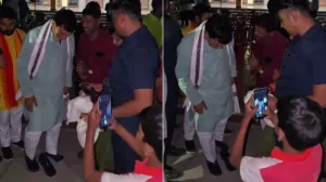 ऊर्जा मंत्री की जनसभा में बिजली गुल, चप्पल खोजते नजर आए मिनिस्टर; सामने आया VIDEO