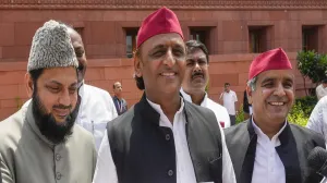 'आप चलाइये मधुशाला हम चलाएंगे PDA पाठशाला', यूपी विधानसभा के बाहर सपा विधायकों का प्रोटेस्ट