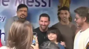 बेटे के साथ कोलकाता पहुंचे शाहरुख खान, मेसी से करेंगे मुलाकात, साल्ट लेक स्टेडियम में जमा हुई फैन्स की भीड़