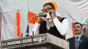 मेरठ में मंच पर भावुक हुए डिप्टी सीएम बृजेश पाठक, आंसू पोछते हुए बोले- 'हमने गरीबी देखी है'