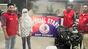 'आपकी कार के बोनट से तेल लीक हो रहा है', ध्यान भटकाकर लड़के ने चुराए सोने के गहने, पुलिस ने पकड़ा