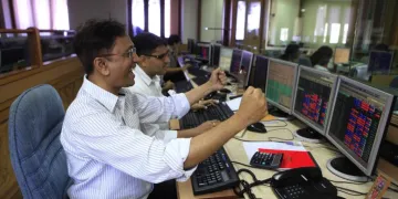 In Pics: शेयर बाजार में लौटी तेजी, सेंसेक्स 183 अंक उछला- India TV Paisa