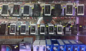 #Festivalseason: दिवाली पर खरीदना है 10 हजार से कम का स्‍मार्ट फोन, तो यहां हैं बेहतर विकल्‍प- India TV Paisa