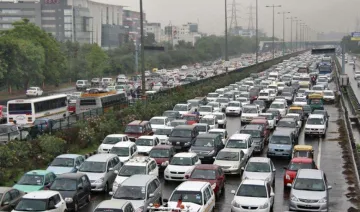 प्रदूषण कम करने के लिए 15 साल पुराने वाहन प्रतिबंधित किए जाएं: सियाम- India TV Paisa