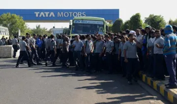 Big Relief for Small Car: टाटा नैनो के साणंद प्लांट में हड़ताल खत्म, एक महीने बाद काम पर लौटे कर्मचारी- India TV Paisa