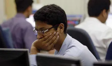 वैश्विक कमजोर संकेतों से शेयर बाजार में गिरावट, सेंसेक्स 159 अंक टूटा- India TV Paisa