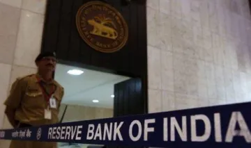 RBI का बैंकों को निर्देश: सुरक्षा फीचर्स के साथ सभी ATM मशीनों को जल्द करें अपडेट- India TV Paisa