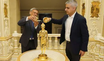 Mayor of London in a temple- India TV Hindi