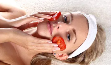 woman with tomato mask- India TV Hindi