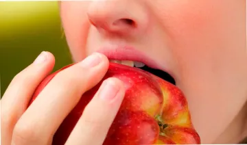 eating apple- India TV Hindi