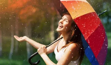 Happy Monsoon: खुलकर लीजिए बारिश का मजा, ये हैं बाजार में मौजूद 5 बेहतरीन Waterproof स्‍मार्टफोन- India TV Paisa