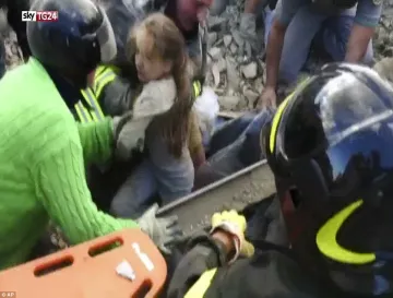 A girl being rescued from Italian earthquake- India TV Hindi