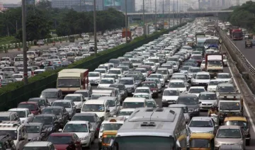 Shocking but Interesting: शहरों की सड़कों पर चलने की जगह नहीं, फिर भी 90 फीसदी भारतीय “बे” कार- India TV Paisa