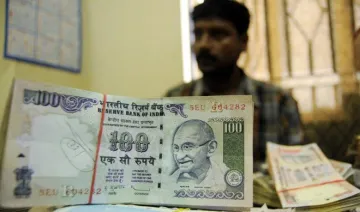 एक अमेरिकी डॉलर के मुकाबले भारतीय रुपया 5 पैसा कमजोर होकर 67.47 पर खुला- India TV Paisa