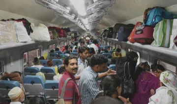 Ticket on Board: प्रभु ने रेल यात्रियों को तोहफा, अब चलती ट्रेन में भी ले सकेंगे टिकट- India TV Paisa