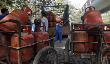 बिना सब्सिडी वाला LPG गैस सिलेंडर हुआ 37.50 रुपए महंगा, नई कीमतें आज आधी रात से होगीं लागू- India TV Paisa