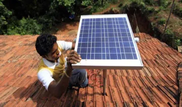 सौर उर्जा बिजली की दर 3 रुपए प्रति यूनिट के रिकॉर्ड निचले स्तर पर- India TV Paisa