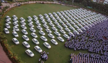 हीरा व्‍यापारी ने अपने कर्मचारियों को किया मालामाल, दिवाली उपहार में दिए 400 फ्लैट और 1260 कार- India TV Paisa