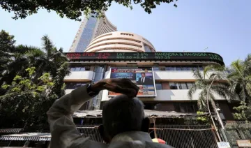 दिन के निचले स्तर पर बंद हुए शेयर बाजार, सेंसेक्स 71 और निफ्टी 32 अंक लुढ़का- India TV Paisa