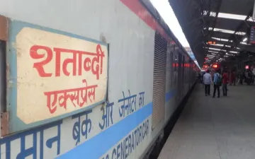 रेलवे अब करेगा राजधानी और शताब्दी में विज्ञापन से मोटी कमाई, मिली मंजूरी- India TV Paisa