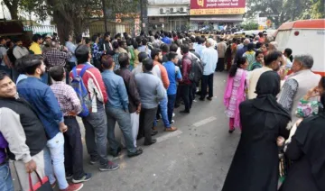 Demonetisation: कैश की समस्या से और 10-12 दिन नहीं मिलेगी राहत, रोजाना अपडेट हो रही हैं 10 हजार ATM मशीनें- India TV Paisa