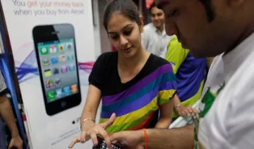 Demonetization: एप्पल ने सिर्फ 3 दिन में बेचे 1 लाख आईफोन, लोगों ने पुराने नोटों से जमकर की खरीदारी- India TV Paisa