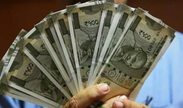 एक अमेरिकी डॉलर के मुकाबले भारतीय रुपया गुरुवार को 4 पैसा मजबूत होकर 67.44 पर खुला- India TV Paisa
