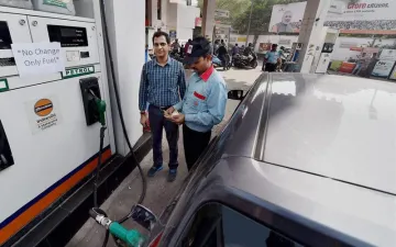 क्रेडिट-डेबिट कार्ड से फ्यूल खरीदने पर ग्राहकों और पेट्रोल पंपों को नहीं देना होगा सरचार्ज, सरकार ने किया स्‍पष्‍ट- India TV Paisa