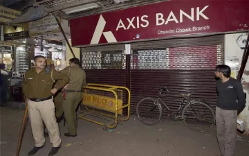 लाइसेंस रद्द होने की खबर पर एक्सिस बैंक ने दी सफाई, कहा झूठी है खबर- India TV Paisa