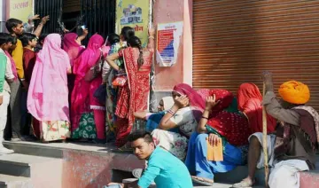 bank queue- India TV Hindi