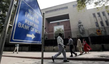 रिजर्व बैंक ने पांच विदेशी बैंकों पर लगाया जुर्माना, फेमा नियमों का उल्‍लंघन करने की मिली सजा- India TV Paisa