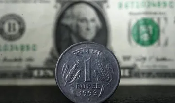 एक अमेरिकी डॉलर के मुकाबले भारतीय रुपया गुरुवार को 4 पैसे की मजबूती के साथ 65.40 पर खुला- India TV Paisa