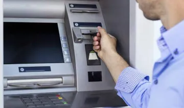 ATM से पैसा न मिले, लेकिन खाते से रकम कट जाए तो बैंक के खिलाफ यहां करे शिकायत, उपभोक्ता मंत्री ने दी जानकारी- India TV Paisa