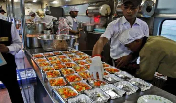 सावधान: इंसानों के खाने के योग्‍य नहीं है ट्रेन का खाना, सीएजी की रिपोर्ट में हुआ खुलासा- India TV Paisa