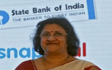 SBI में पांच सहयोगी बैंकों का एक अप्रैल से शुरू होगा विलय, बनेगा देश का सबसे बड़ा बैंक- India TV Paisa